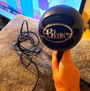Blue yeti snowball